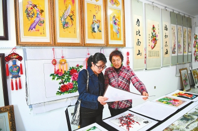 游客在庆阳市西峰区群英香包刺绣有限公司展厅