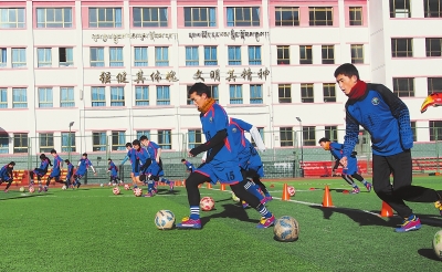 夏河县藏族中学足球队队员们进行日常训练