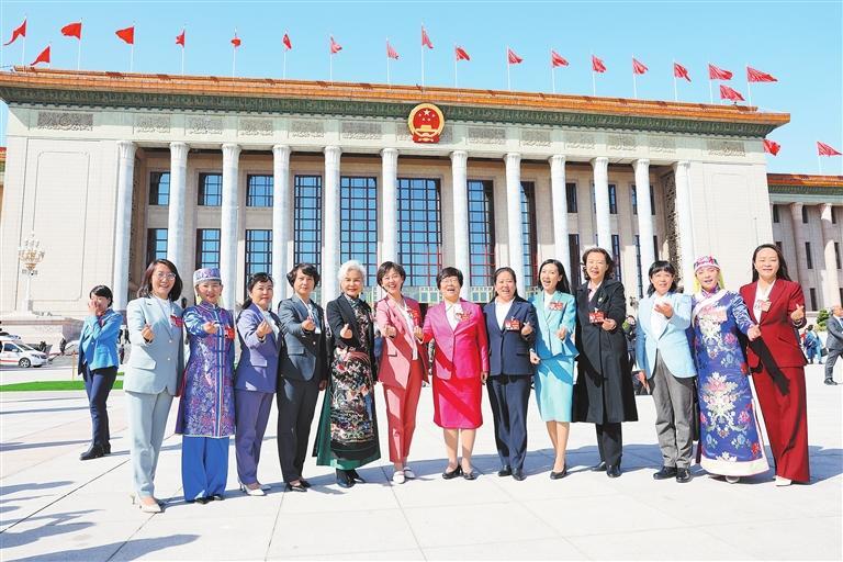 甘肃代表团的女代表们在人民大会堂前合影留念