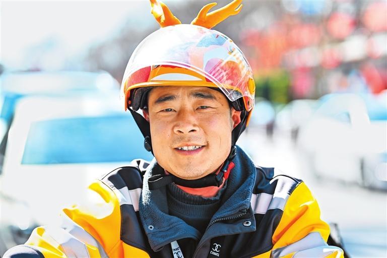 天水市出租车司机刘兴刚在景区门口等待接送游客.