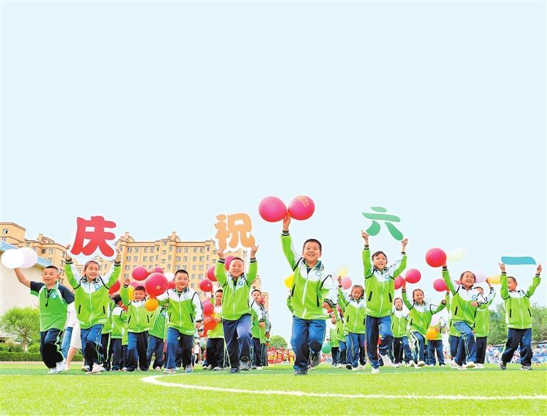 同学们在操场上表演节目庆祝"六一"国际儿童节